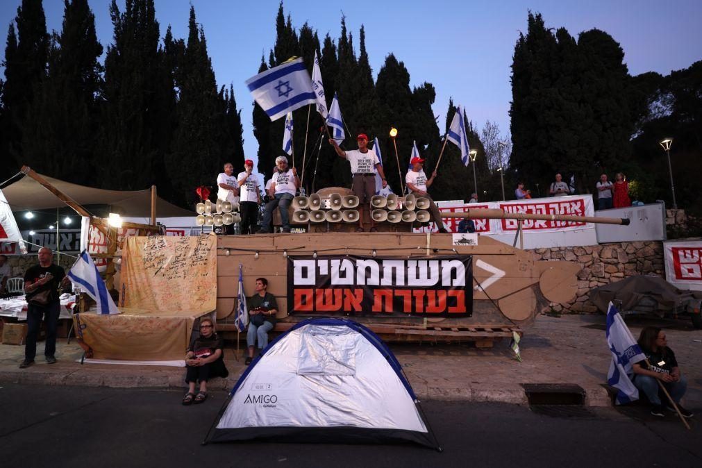 Israel: Milhares de manifestantes pedem eleições antecipadas pelo 2º dia consecutivo