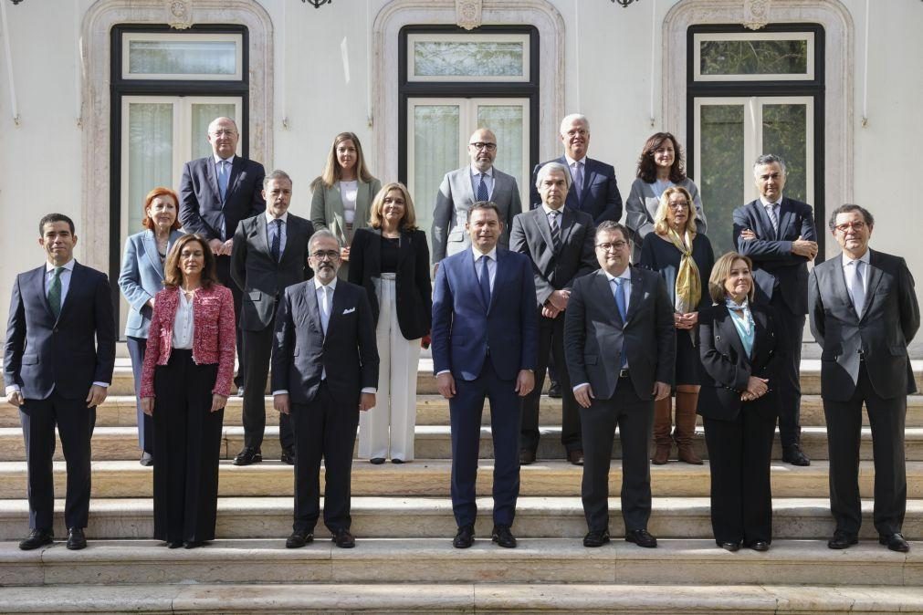 Fotografia de família tirada sem chuva e com Montenegro e 17 ministros