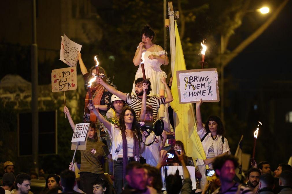 Ativistas e familiares de reféns invadem parlamento israelita para recordar detidos