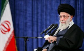 Líder supremo do Irão diz que mulheres devem obedecer e cobrir-se com o véu