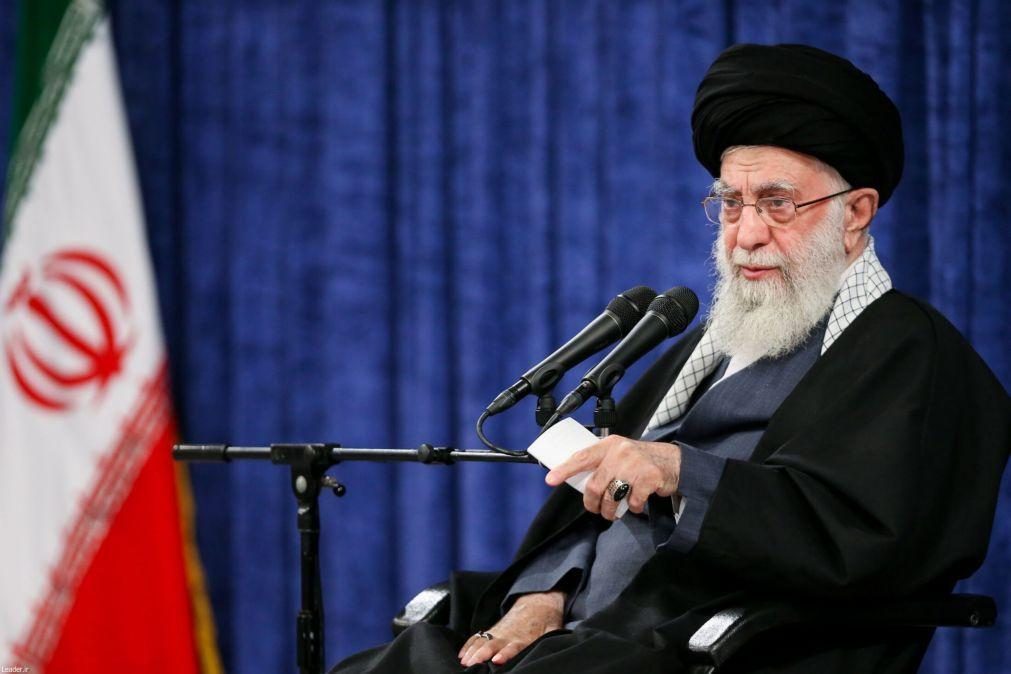 Líder supremo do Irão diz que mulheres devem obedecer e cobrir-se com o véu