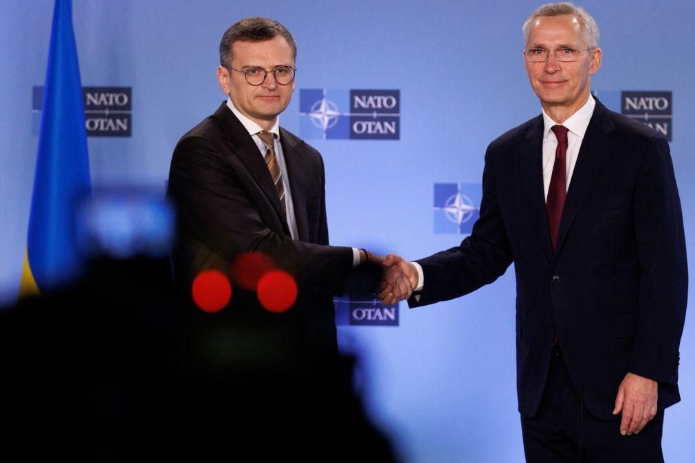 Países da NATO sem resposta a pedido urgente de Kuleba de defesa antiaérea