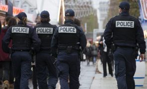 Detidos quatro menores suspeitos da morte de adolescente junto a escola em Paris