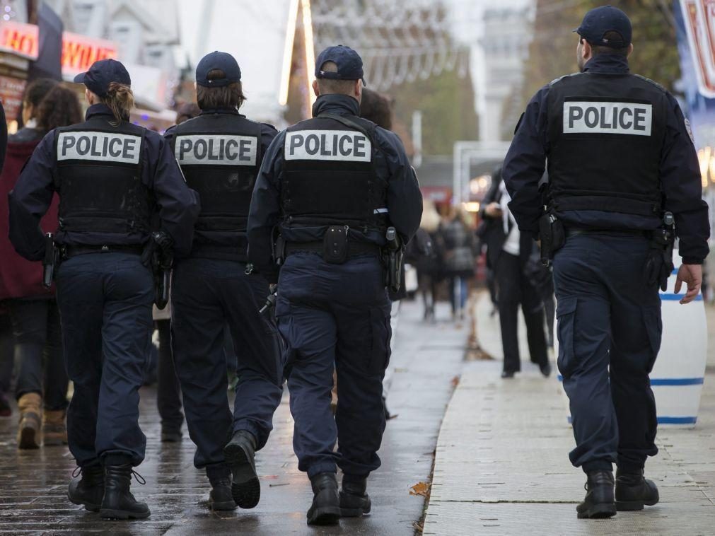 Detidos quatro menores suspeitos da morte de adolescente junto a escola em Paris