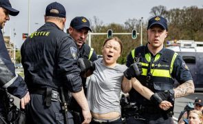 Ativista climática Greta Thunberg detida durante manifestação em Haia