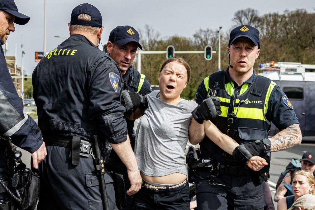 Ativista climática Greta Thunberg detida durante manifestação em Haia