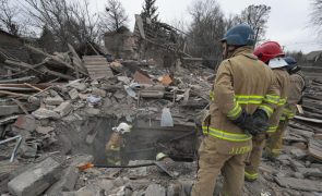 Mísseis russos matam pelo menos oito pessoas e ferem 12 na Ucrânia