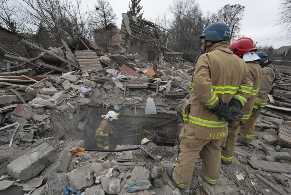 Mísseis russos matam pelo menos oito pessoas e ferem 12 na Ucrânia