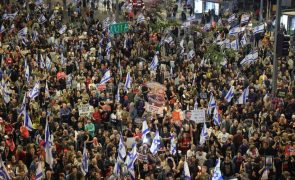 Mais de 100 mil manifestantes em Telavive exigiram libertação de reféns