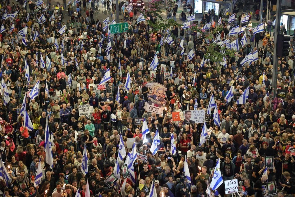 Mais de 100 mil manifestantes em Telavive exigiram libertação de reféns