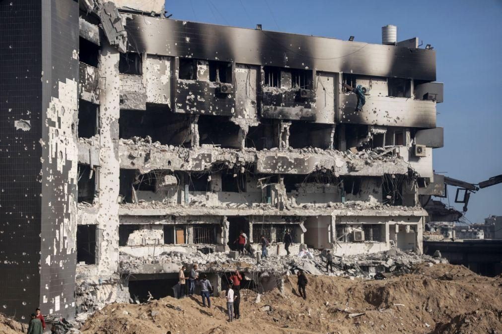 Maior hospital de Gaza está destruído, com sepulturas e vestígios de cadáveres