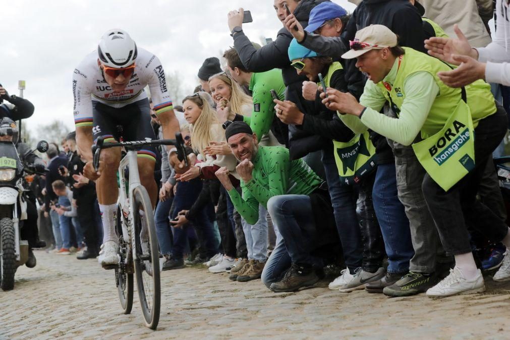 Poel volta a vencer Paris-Roubaix e soma sexto 'Monumento' da carreira