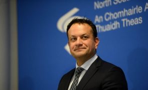 Leo Varadkar deixa oficialmente cargo de primeiro-ministro da Irlanda cedendo lugar a Harris