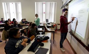 BE propõe suspensão dos exames digitais no Ensino Básico e fim dos manuais digitais