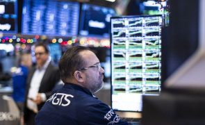 Wall Street cai após subida da inflação em março