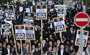 Milhares de judeus ultraortodoxos protestam contra alistamento no exército israelita