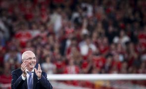 LE: Sven-Göran Eriksson homenageado ao intervalo do jogo Benfica-Marselha