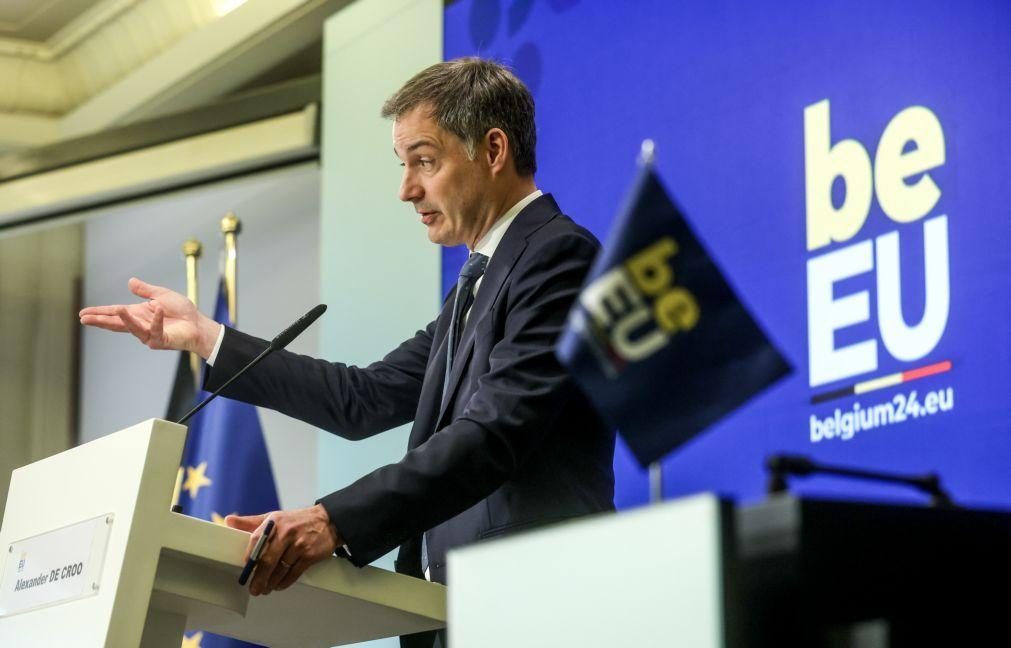 PM belga anuncia inquérito a suspeitas de corrupção russa no Parlamento Europeu