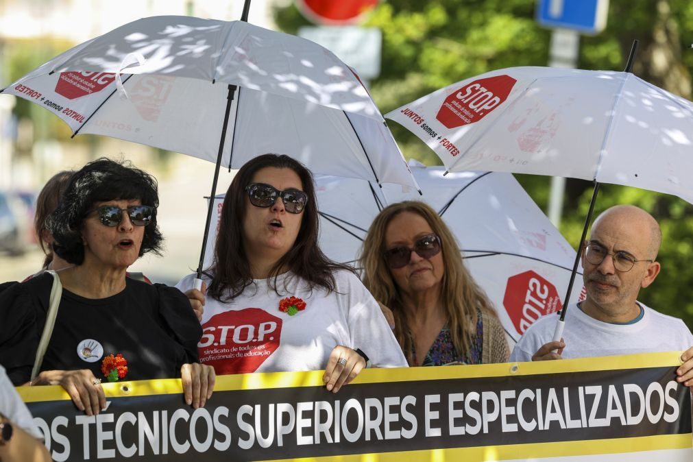 Não docentes protestam em Coimbra contra municipalização no setor