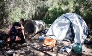 Meia centena de pessoas acampada em terreno privado de Cascais devido à crise na habitação