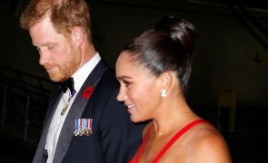 Príncipe Harry - O beijo apaixonado a Meghan Markle após receber troféu