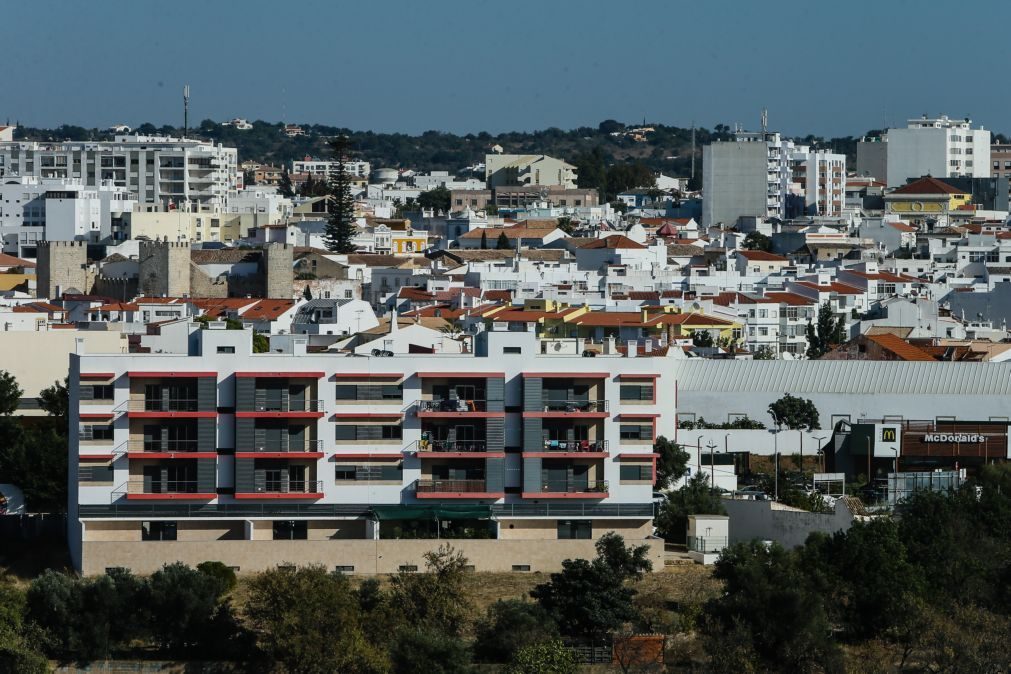 Detido suspeito de violação de mulher num centro de massagens em Loulé