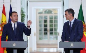 Montenegro diz não governar para telejornais e recusa comentar polémica do IRS em Madrid