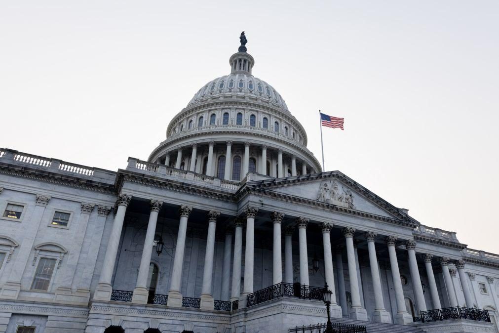 Congresso dos EUA vai votar planos separados de ajuda à Ucrânia e a Israel