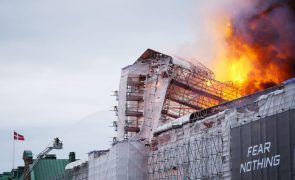 Incêndio está a destruir o edifício da Bolsa de Valores da Dinamarca