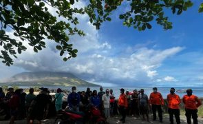 Encerrado aeroporto internacional próximo de vulcão em erupção na Indonésia