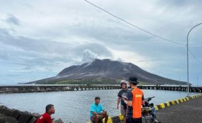 Milhares de pessoas retiradas de zona de vulcão indonésio devido a risco de 'tsunami'
