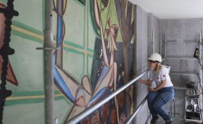 Cores originais dos painéis de Almada Negreiros em gare de Lisboa revelam-se com restauro