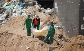 Autoridades de Gaza anunciam descoberta de nova vala comum junto do hospital Al Shifa