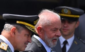 Comandante do Exército brasileiro defende a democracia em cerimónia com PR