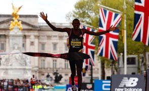 Quenianos Alexander Mutiso e Peres Jepchirchir vencem maratona de Londres
