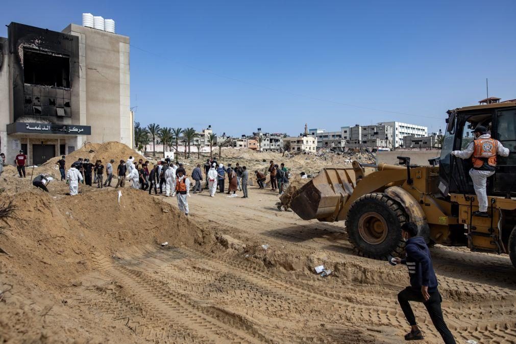 Autoridades recuperam 50 corpos de vala comum em Khan Younis