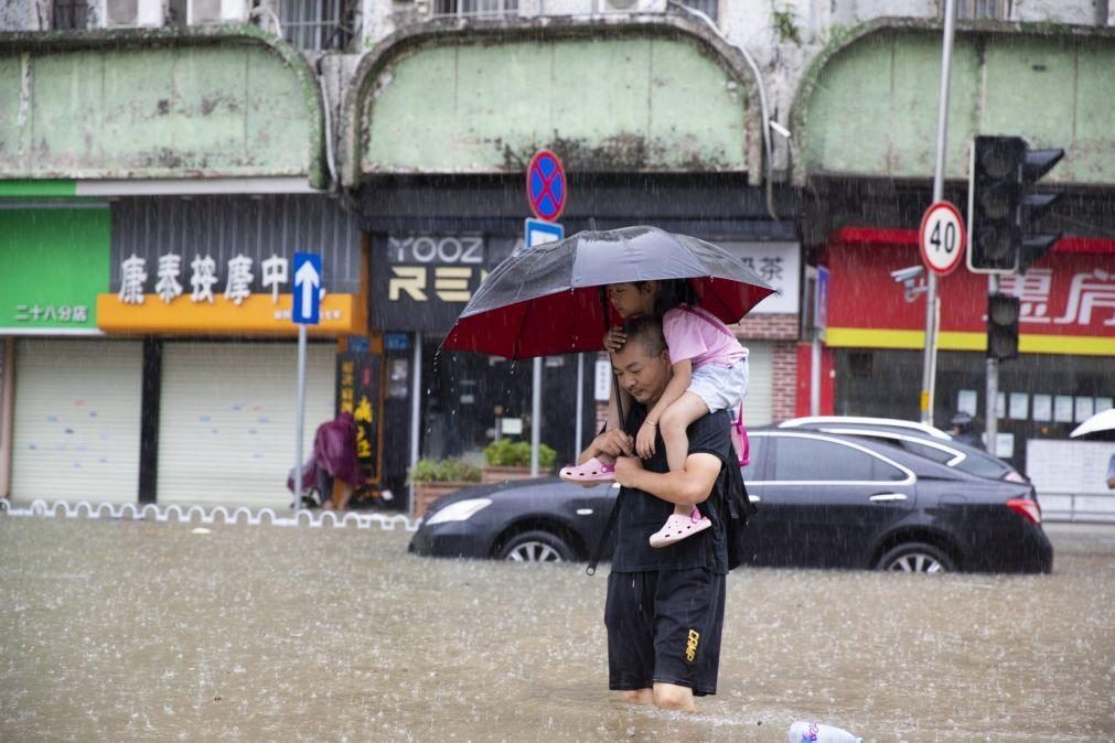 Inundações históricas esperadas no sul da China, seis pessoas feridas