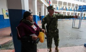 Exército do Equador reprime tentativa de motim numa prisão em dia de referendo