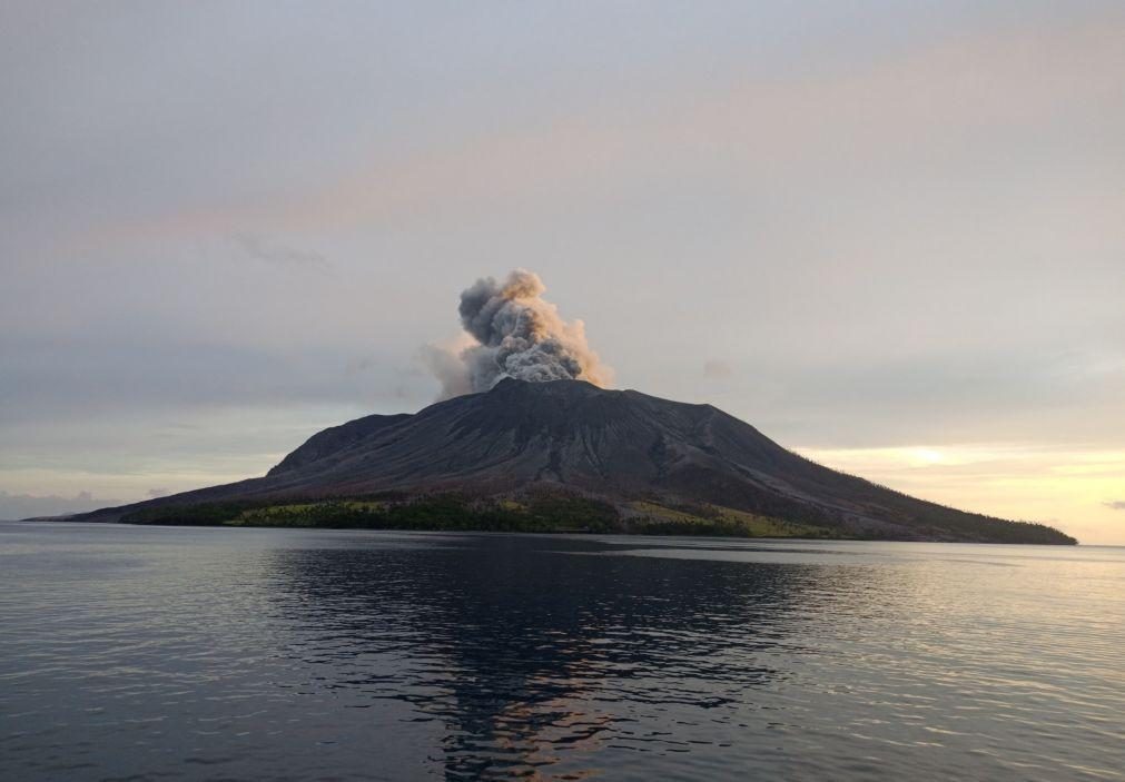 Reaberto aeroporto próximo do vulcão ativo na Indonésia
