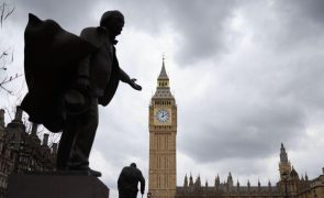 Parlamento britânico aprova deportação de migrantes para o Ruanda