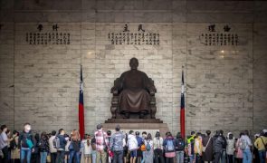 Taiwan compromete-se a remover estátuas de Chiang