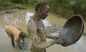 RDCongo acusa Apple de usar minerais oriundos de minas ilegais