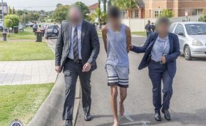 Polícia australiana acusa cinco menores de terrorismo após ataque a bispo