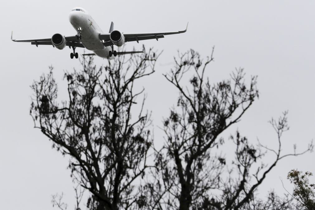 Parlamento Europeu aprova novas normas sobre registo de dados de passageiros aéreos
