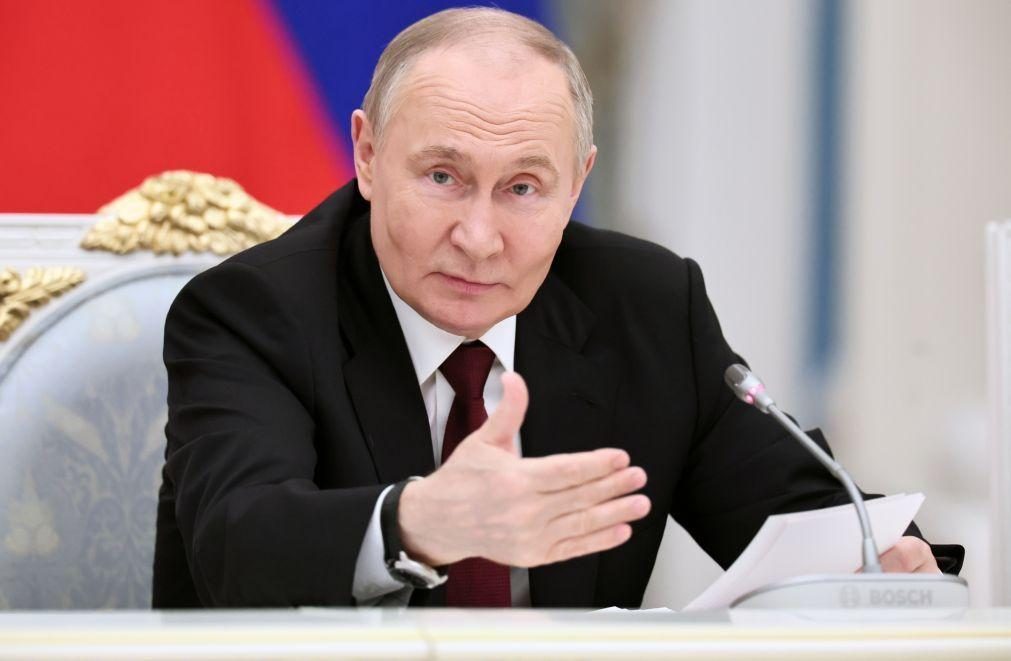 Putin anuncia que pretende fazer uma visita oficial à China em maio
