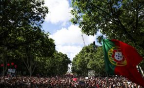 Muitos mil na rua, Marcelo atacado com herança colonial