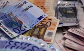Euro sobe e supera 1,07 dólares