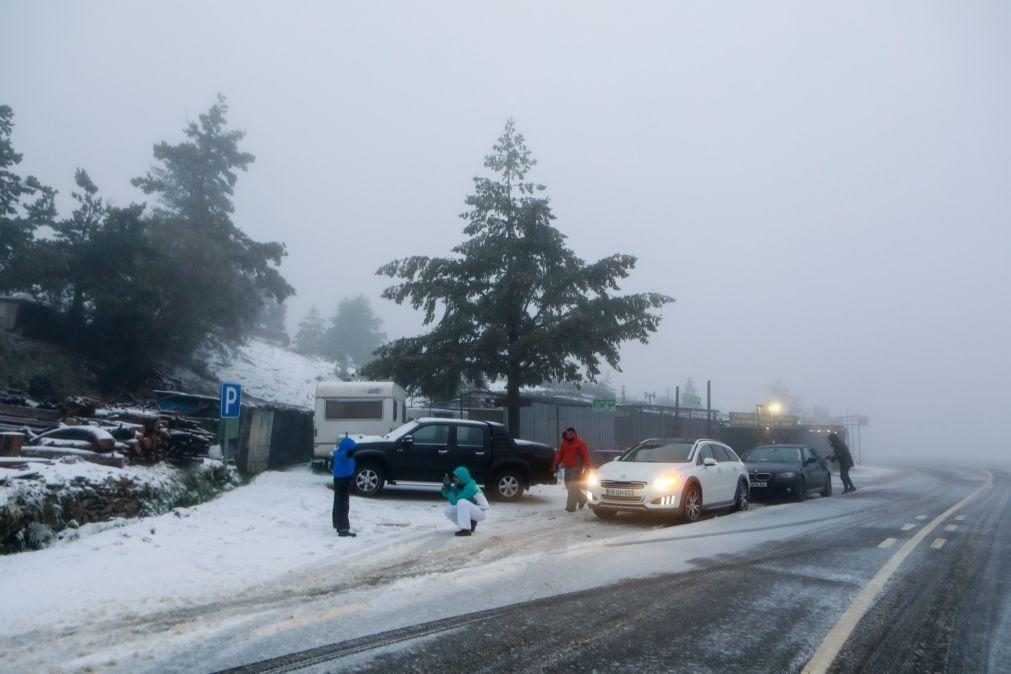 Estradas do maciço central da serra da Estrela encerradas devido à queda de neve