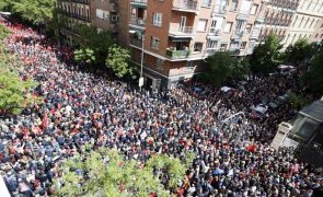Mais de dez mil pessoas pedem a Sánchez para não se demitir em manifestação em Madrid