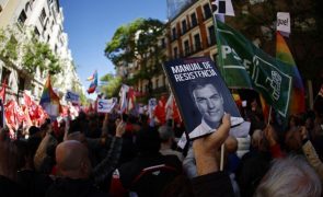Milhares voltam a manifestar-se em Madrid para pedir a Sánchez que não se demita